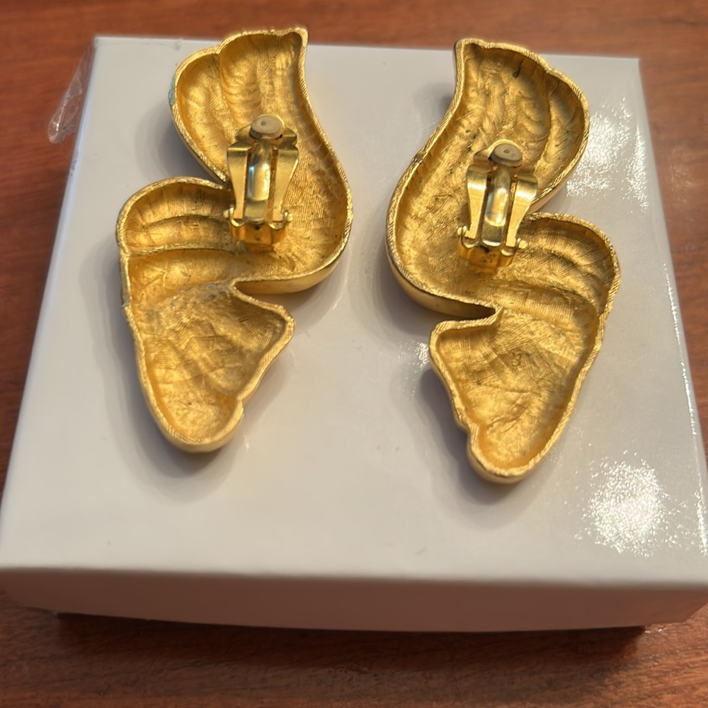 Vintage art deco clip earrings gold tone bold glamorous oversized - Picture 2 of 4